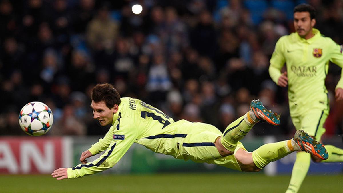 Messi remata de cabeza en plancha, tras fallar el penalti ante el City en Manchester