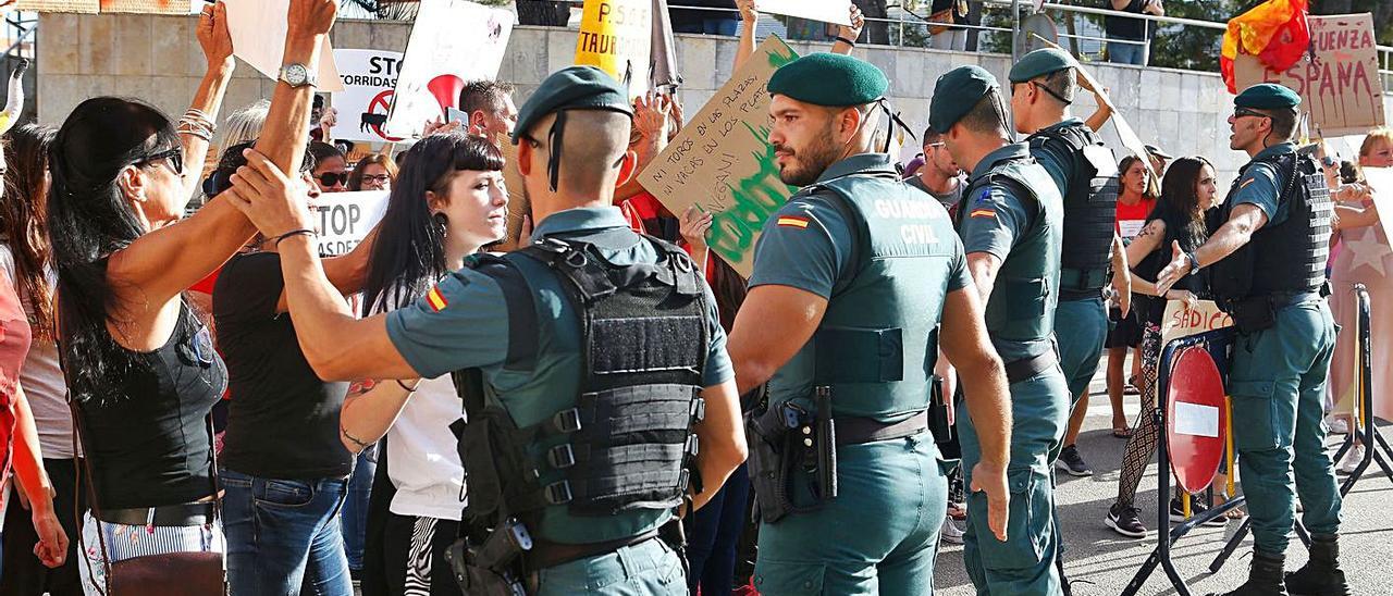 Imagen de la concentración antitaurina celebrada en octubre de 2019 frente al coso de Inca.