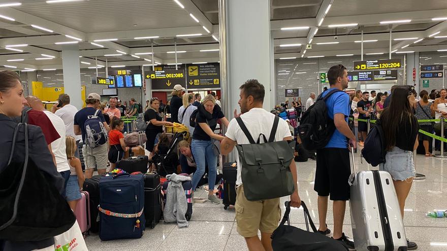 Gestrandet nach dem Unwetter: So sieht es am Montag (28.8.) am Flughafen Mallorca aus