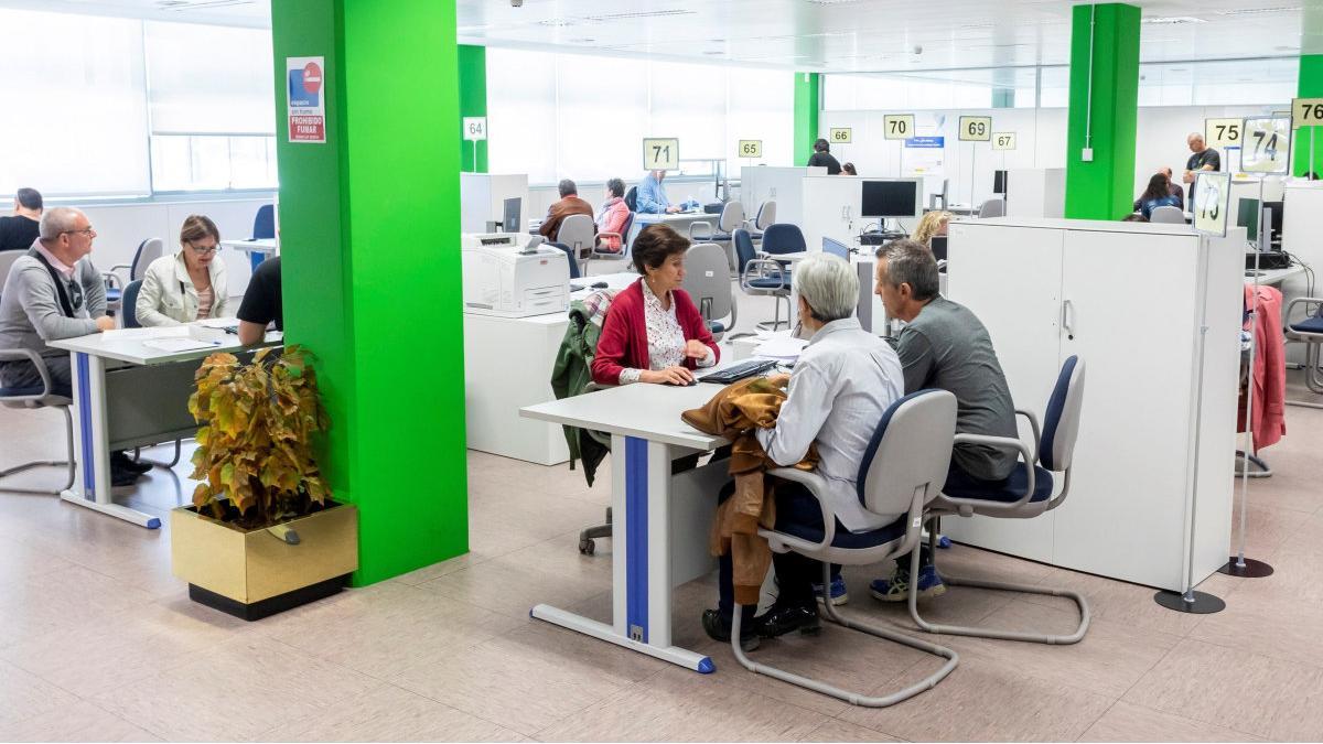 Personas en una delegación de Hacienda