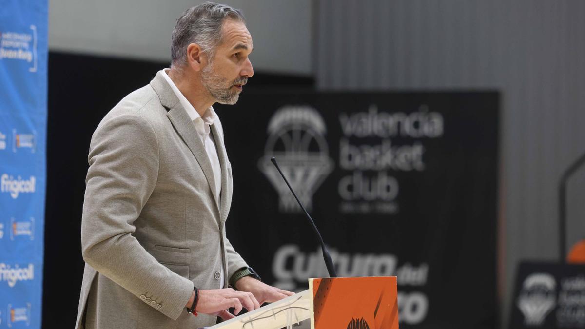 Víctor Luengo fue el representante del club en el sorteo de Copa en Badalona