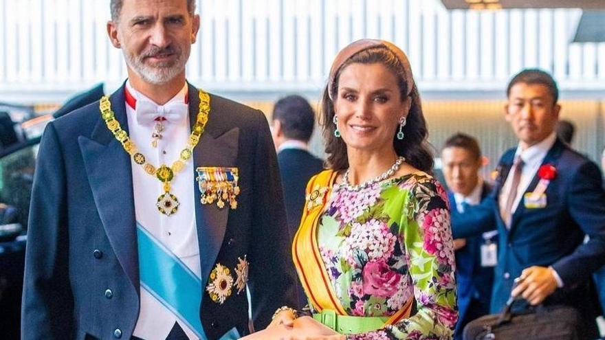 La Reina deslumbra en Japón con un vestido de la cordobesa Matilde Cano