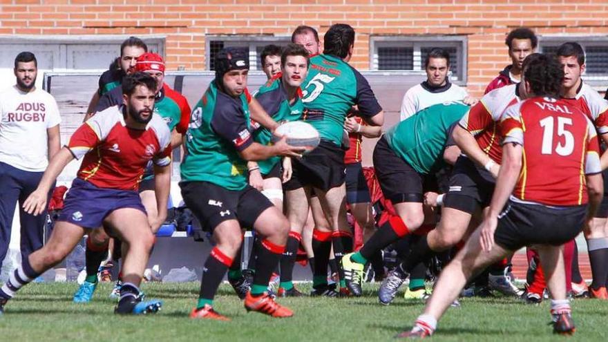 Dos momentos del encuentro del equipo masculino, ayer.