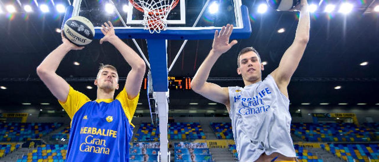 Ondrej Balvin (izq.) y Nikola Radicevic lanzan un gancho en la pista del Gran Canaria Arena, engalanada para la Copa del Rey de 2018.