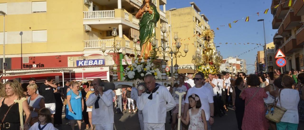 Los fieles de Santa María Magdalena y de la Mare de Deu dels Desamparats no se perdieron este emotivo momento que se celebró por primera vez en Moncofa.