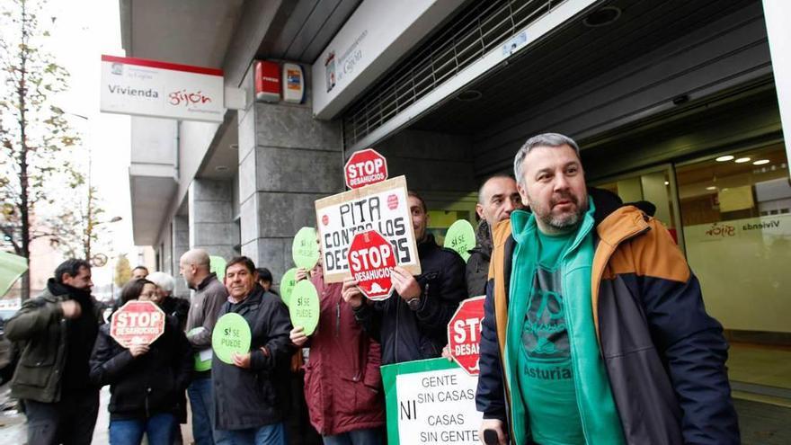 Miguel Ángel García, primero por la derecha, junto a otros miembros de la PAH.