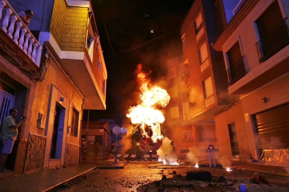 Cientos de personas, la mayoría adolescentes que quisieron disfrutar de la "cremá" y posterior "bañá" de los bomberos, se acercaron al barrio del Calvario para ver arder su hoguera