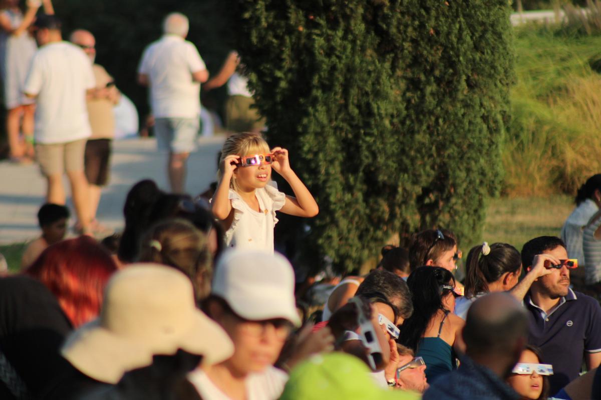 Una niña observa el eclipse solar con gafas homologadas