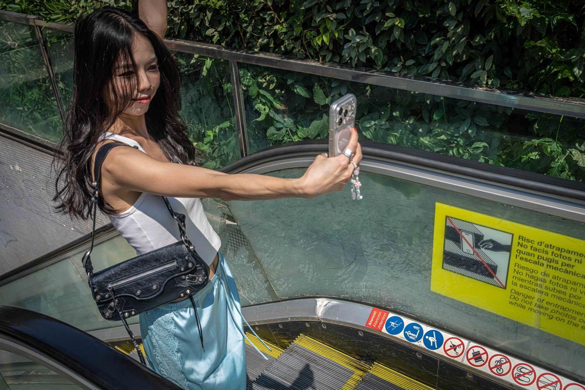 La escalera mecánica de la Sagrada Família es un incesante desfile de posados temerarios y 'selfies' prohibidas La escalera mecánica de la Sagrada Família es un incesante desfile de posados temerarios y 'selfies' prohibidas