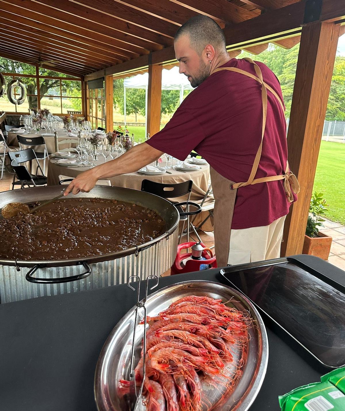 Gerard Carrión, cuinant una arrossada per a unes cent persones.