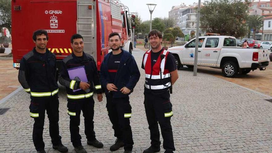 Miembros del Servicio Municipal de Emerxencias O Grove. // Muñiz