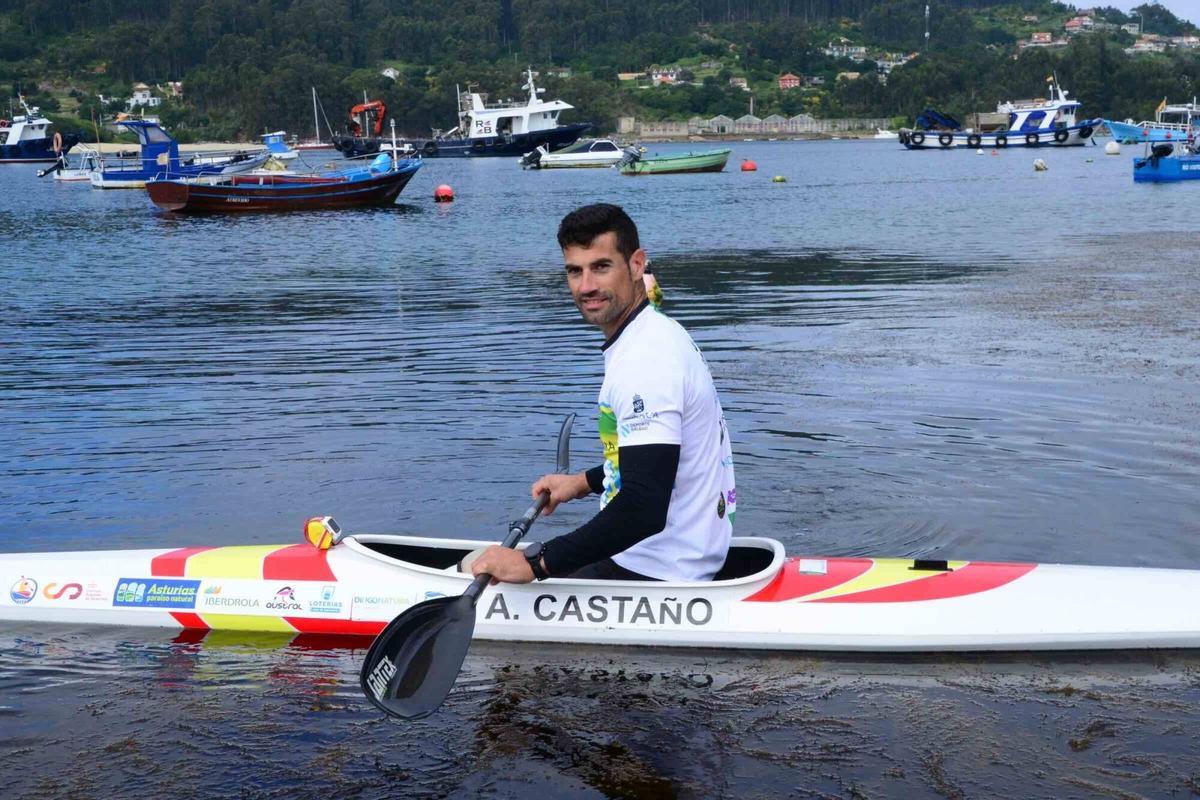 Javier Piñeiro, este sábado en Aldán y en el kayak con el que prepara la Copa del Mundo de paracanoe