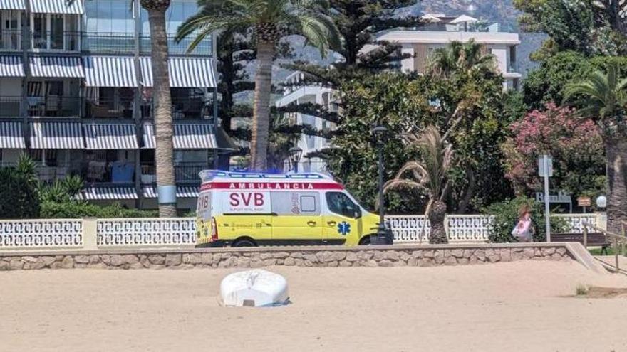 Un policía local arriesga su vida para rescatar al menor ahogado en Benicàssim