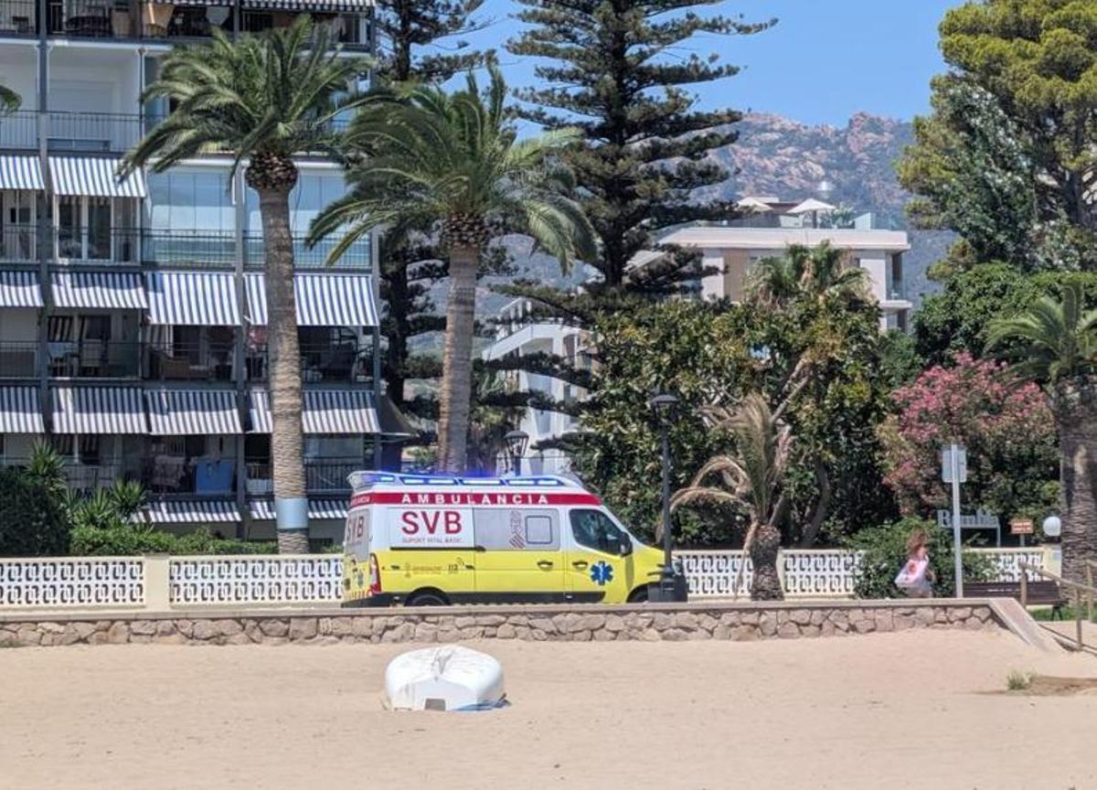 Un policía local arriesga su vida para rescatar al menor ahogado en Benicàssim