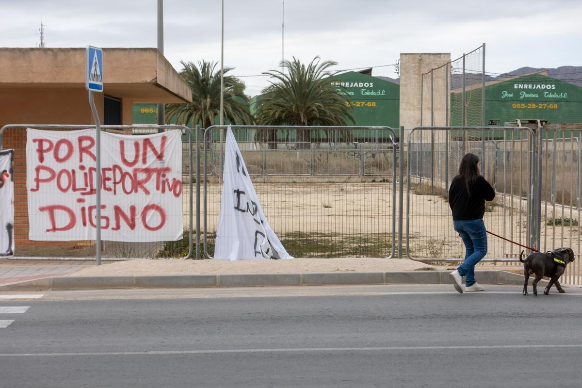 El polideportivo de Ciudad de Asís, en mal estado, este viernes.