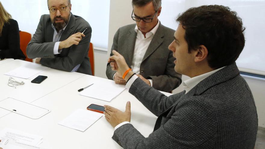 Albert Rivera (d), conversa con Juan Carlos Girauta y José Manuel Villegas durante la reunión de la Ejecutiva Permanente de la formación naranja.
