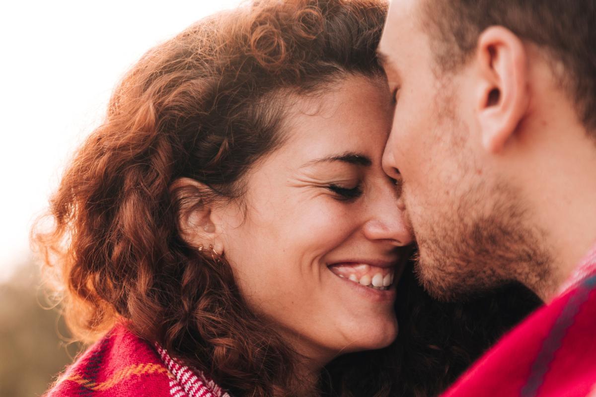 Explica la psicóloga que si ves a tu pareja como un compañero de equipo, tu relación está funcionando