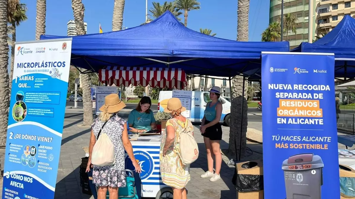 El programa de concienciación Tú haces Alicante ha informado a más de 1.200 personas en las playas alicantinas