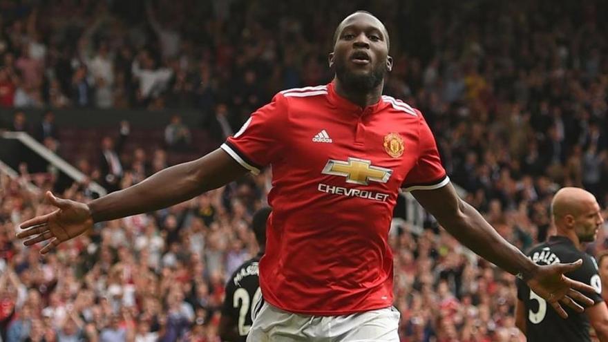 Lukaku lleva al United al liderato de la Premier