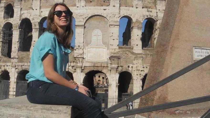 &quot;Con el dinero del premio quiero hacer el Interrail este verano&quot;  |  A Candela le gusta viajar, como muestra en la foto de archivo que envía, de uno de sus periplos por Roma. De hecho, el dinero del premio de bachillerato quiere invertirlo en un Interrail por Europa, en verano. &quot;Fui con una beca del Concello a Irlanda, en 4º de ESO, y en 1º de Bachillerato de intercambio a Francia&quot;, comenta.