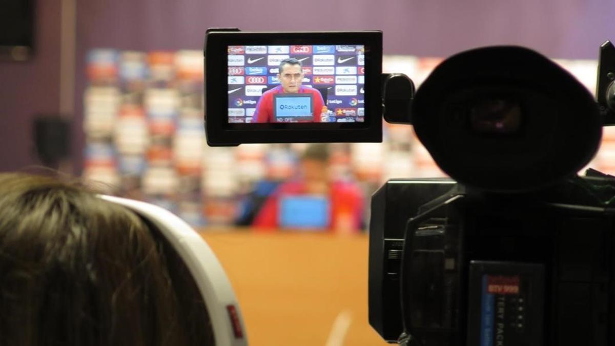 Ernesto Valverde aparece en el visor de una de las doce cámaras de TV que había hoy en la sala de prensa de la Ciudad Deportiva del Barça.