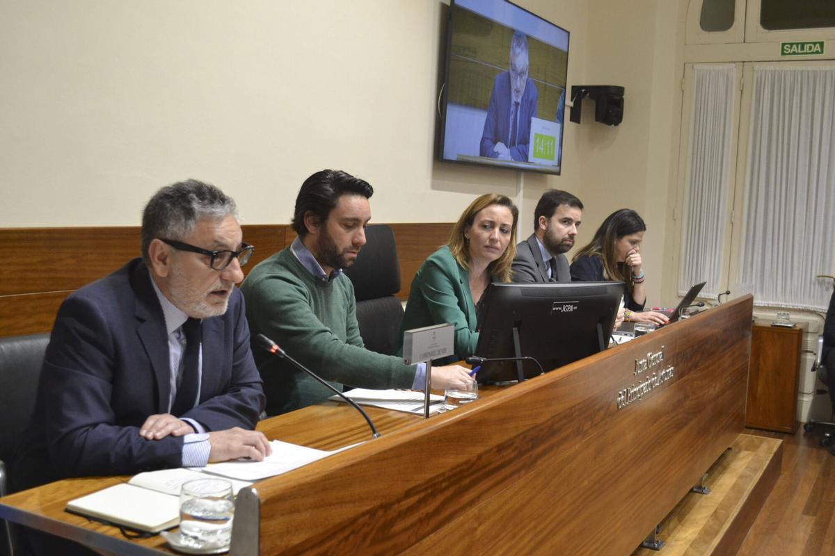José Manuel Pérez, primero por la izquierda, durante su comparecencia en comisión parlamentaria.