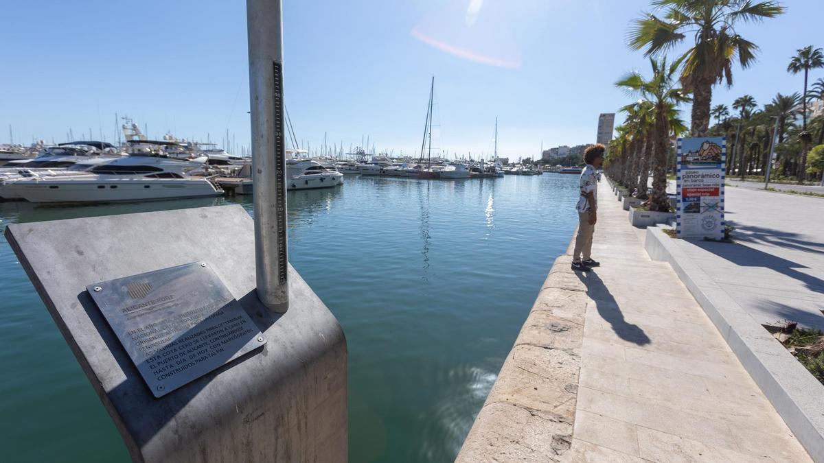 El medidor de mareas instalado por el Puerto.