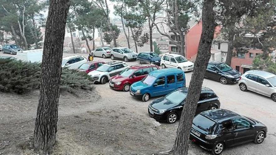 Vehicles aparcats a l&#039;esplanada de la banda del carrer Circumval·lació