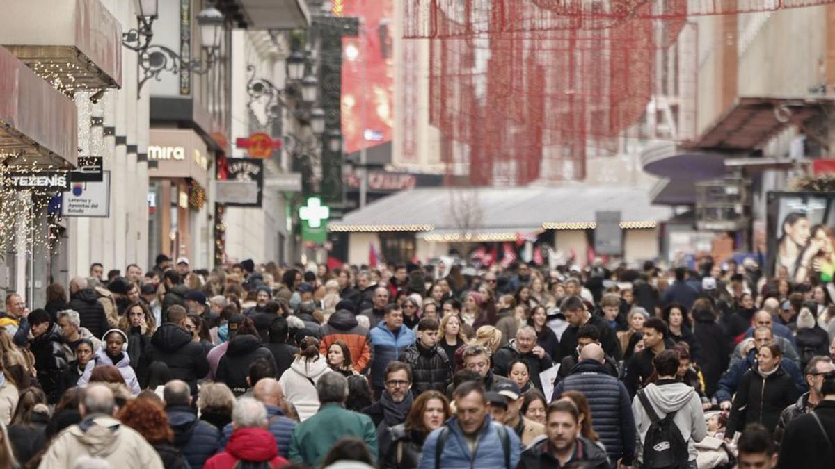 Transeünts pel carrer de Preciados a Madrid, el 20 de desembre.  | SERGIO PÉREZ / EFE