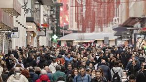 Transeünts pel carrer de Preciados a Madrid, el 20 de desembre.  | SERGIO PÉREZ / EFE
