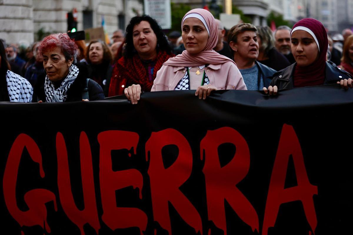 Manifestantes recorren las calles de València en la protesta del 'No a la guerra'