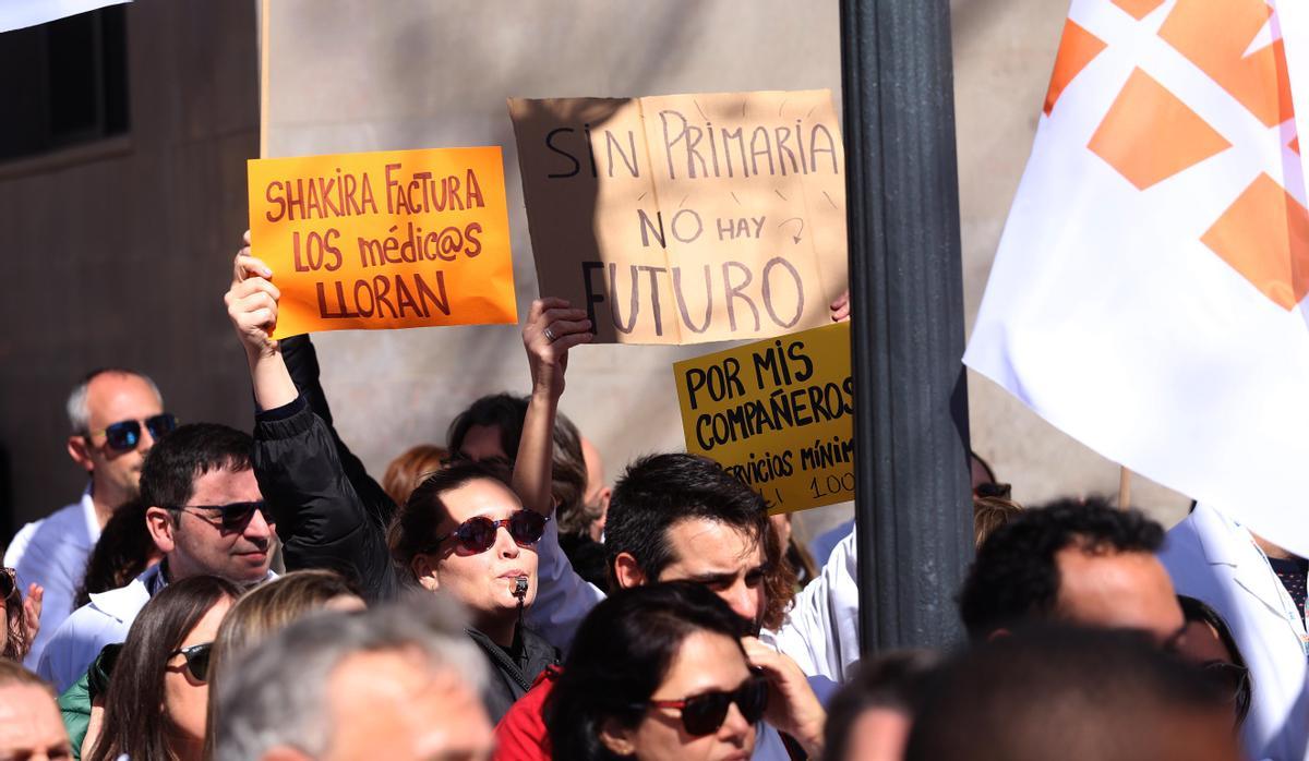 Concentración del sindicato médico CESM frente a la Conselleria de Sanidad el día de la huelga.