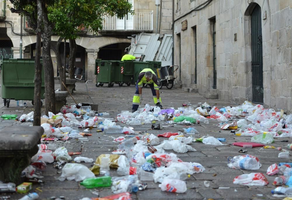 El primer día de peñas deja toneladas de basura en las calles