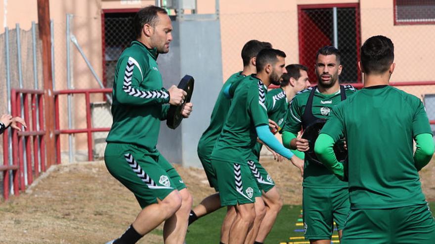 Los juadores del Elche, durante el entrenamiento de ayer jueves