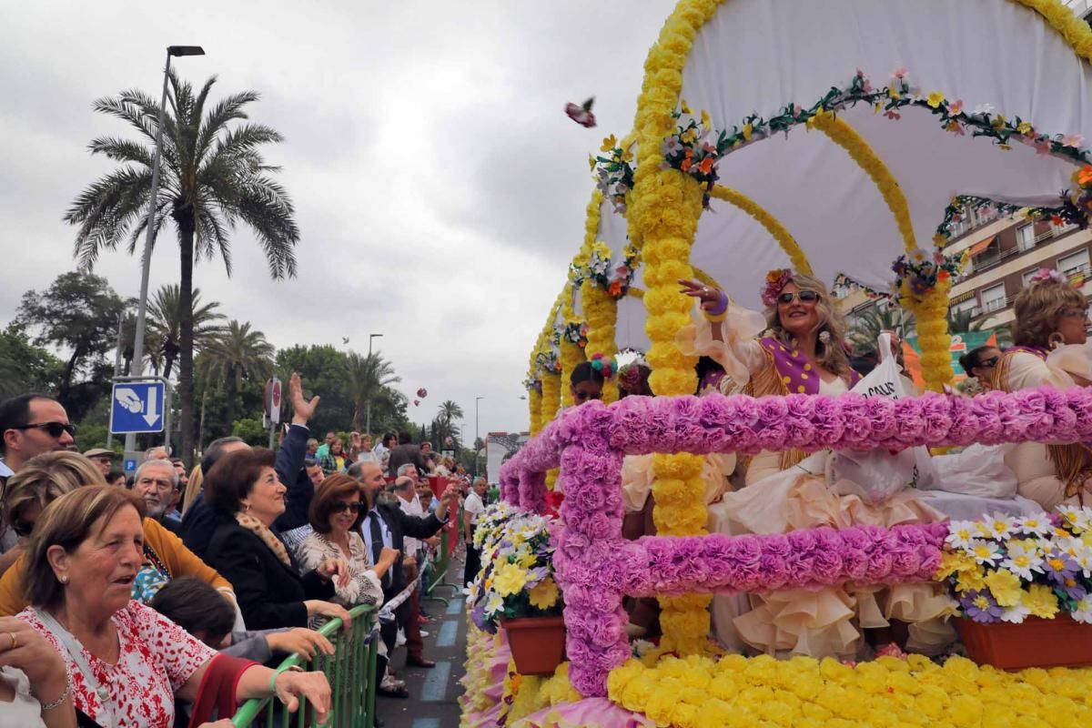 Miles de cordobeses participan en la Batalla de las Flores