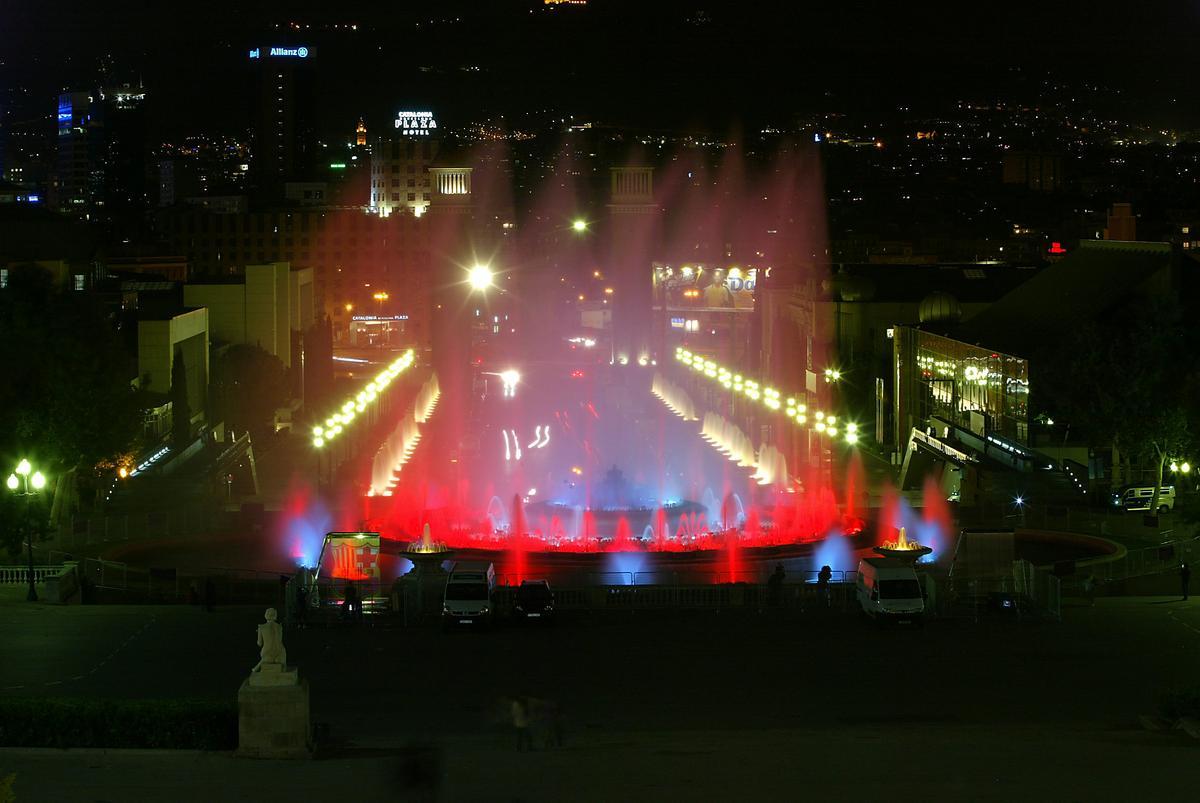 Las fuentes de Montjuïc, con los colores del Barça, para celebrar la consecución del título de Liga de la temporada 2005-2006