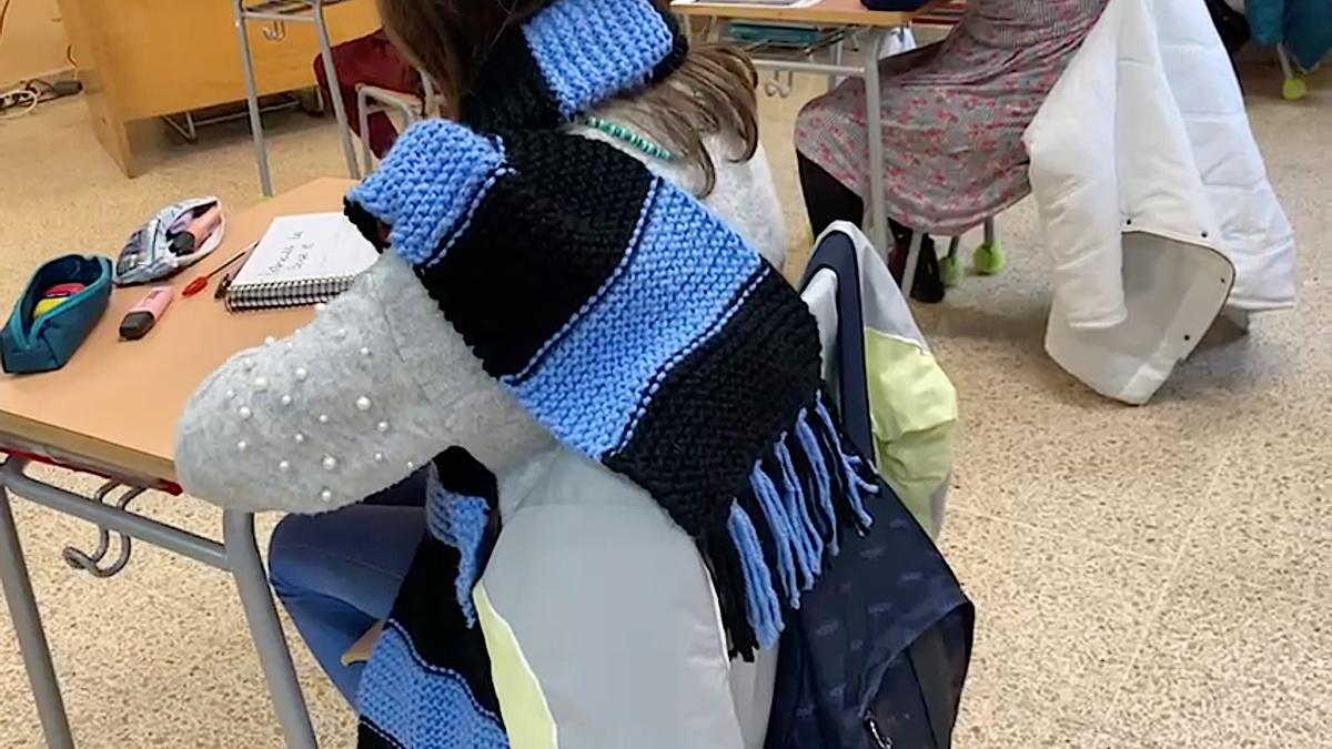 Niños de Baleares en clase con abrigos y mantas