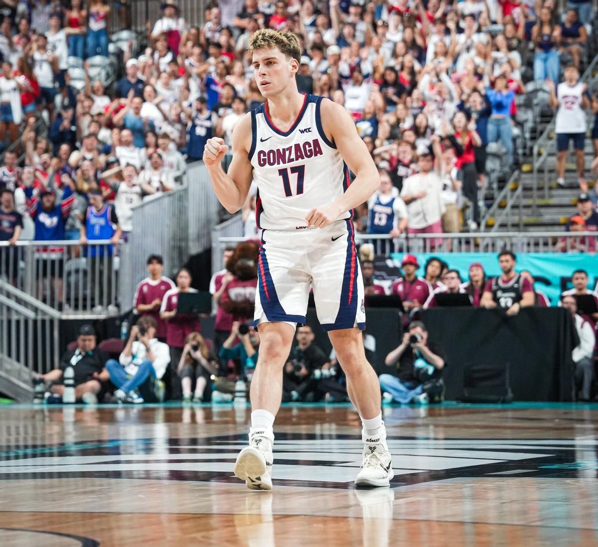 Saint- Supéry celebra una canasta de su equipo.