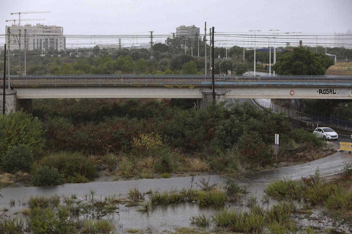 Puente bajo las vías del ferrocarril.
