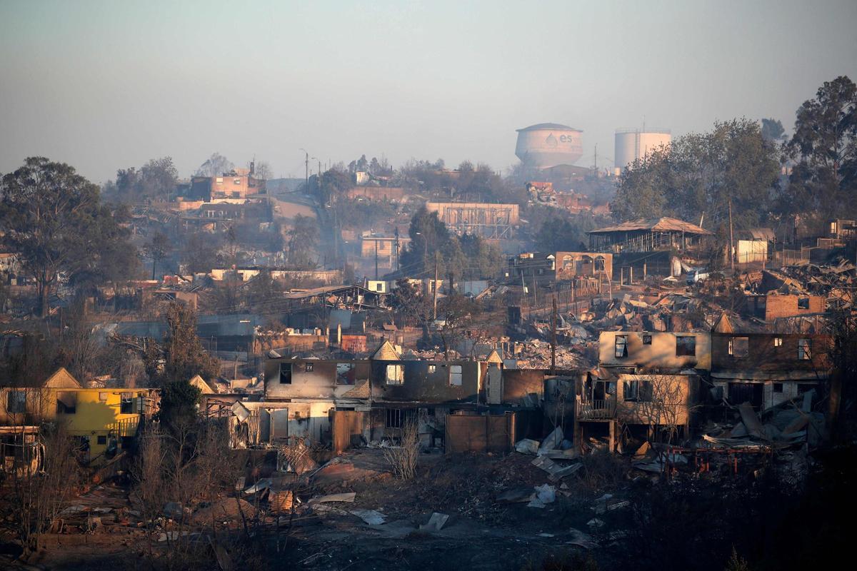 Un hombre observa una casa quemada luego de un incendio que afectó los cerros de Viña del Mar, Chile, el 3 de febrero de 2024. La región de Valparaoso y Viña del Mar, en el centro de Chile, amaneció el sábado con un toque de queda parcial para permitir el movimiento. de evacuados y el traslado de equipos de emergencia en medio de una serie de incendios sin precedentes, informaron las autoridades.