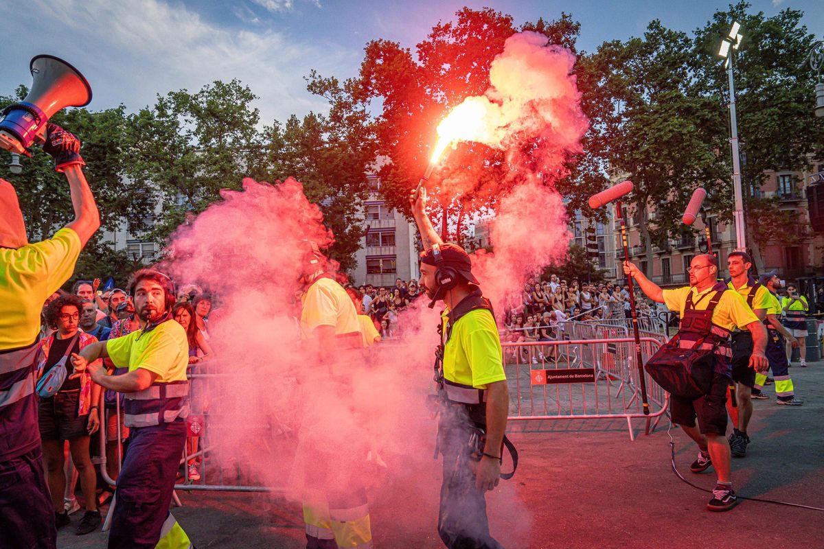 Marc Salicrú desata un espectáculo caótico con más de 300 personas en el Arc de Triomf