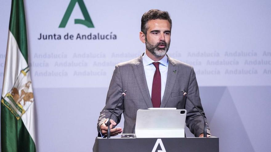 El portavoz del Gobierno andaluz, Ramón Fernández-Pacheco, este martes, en rueda de prensa.