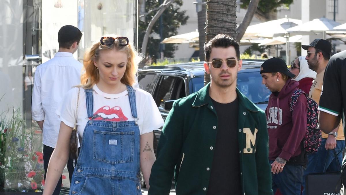 Sophie Turner y Joe Jonas por las calles de Los Ángeles