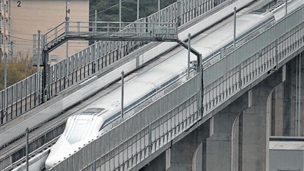 El tren magnético Maglev en el recorrido de prueba de ayer en Japón, donde llegó a 603 kilómetros por hora.