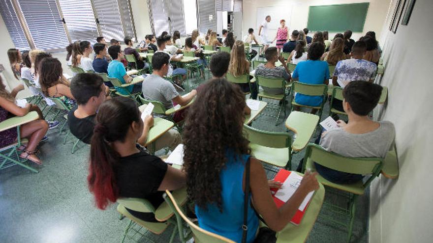 Un grupo de estudiantes de ESO durante una clase en un instituto.