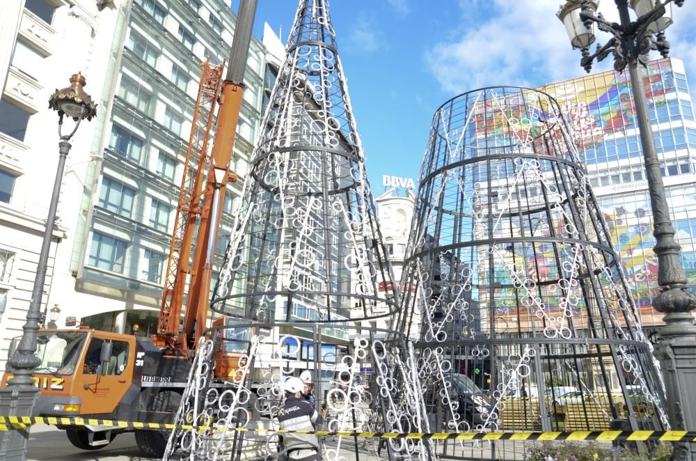 La Navidad se despide con el desmontaje del árbol del Obelisco