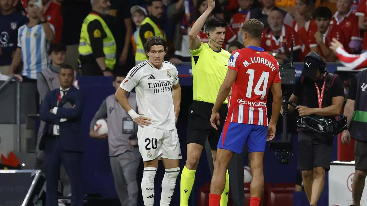 El 芍rbitro que par車 el derbi por lanzamiento de objetos a Courtois vuelve a escena