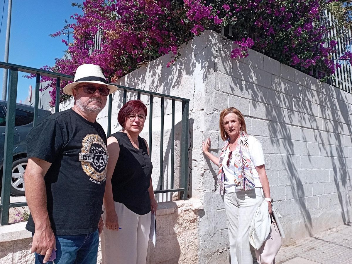 Pedro Gil, con las concejalas Paqui Macías (Unidas Podemos) y Begoña Medina (PSOE), delante de la zona en mal estado.