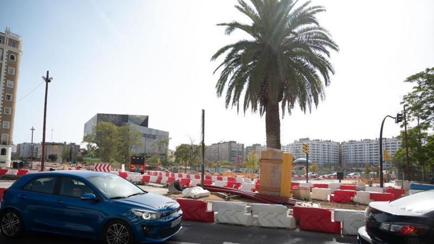 Atascos importantes en el entorno de las obras del Portillo en Zaragoza: los vehículos y los peatones ya sufren los cambios en la movilidad