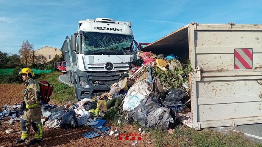 Un accident amb un camió bolcat deixa tallada la carretera a Madremanya